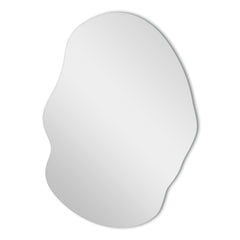 Spegel Dis 50x70 cm från Bozetto är en asymmetrisk spegel med mjuka, vågiga kanter och abstrakt, organisk form utan ram. Den moderna designen skapar ett unikt fokus på väggen mot vit bakgrund.