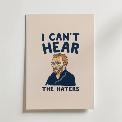 Bozetto Van Gogh Can't Hear Poster visar ett illustrerat Van Gogh-porträtt med frasen "I CAN'T HEAR THE HATERS", som sömlöst blandar klassisk konst och modern ironi på en beige bakgrund.