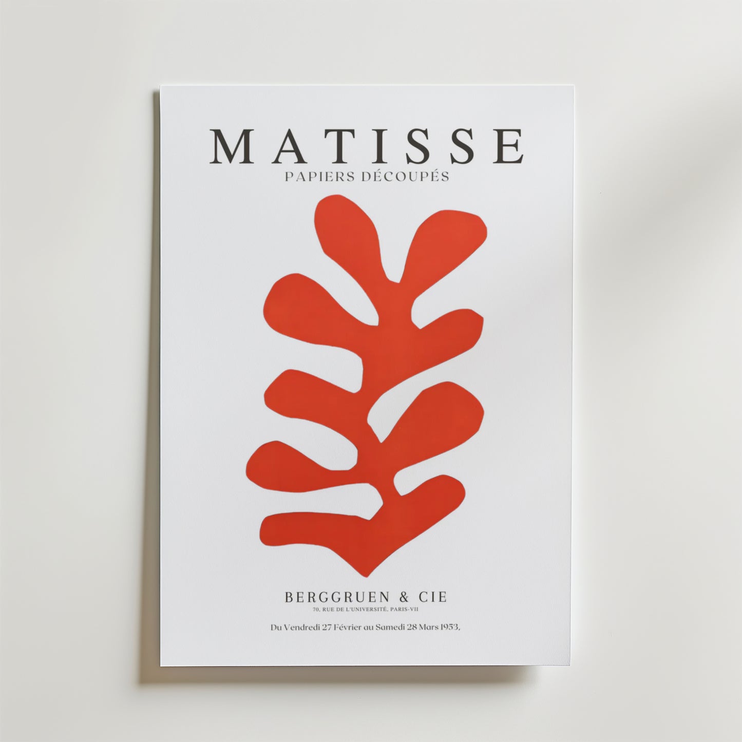 Bozetto Matisse Papier Decoupes Poster har ett rött utskuret blad på vit matt botten med titeln MATISSE PAPIERS DÉCOUPÉS och utställningsdetaljer från Berggruen & Cie på franska. Tryckt på premiumpapper.