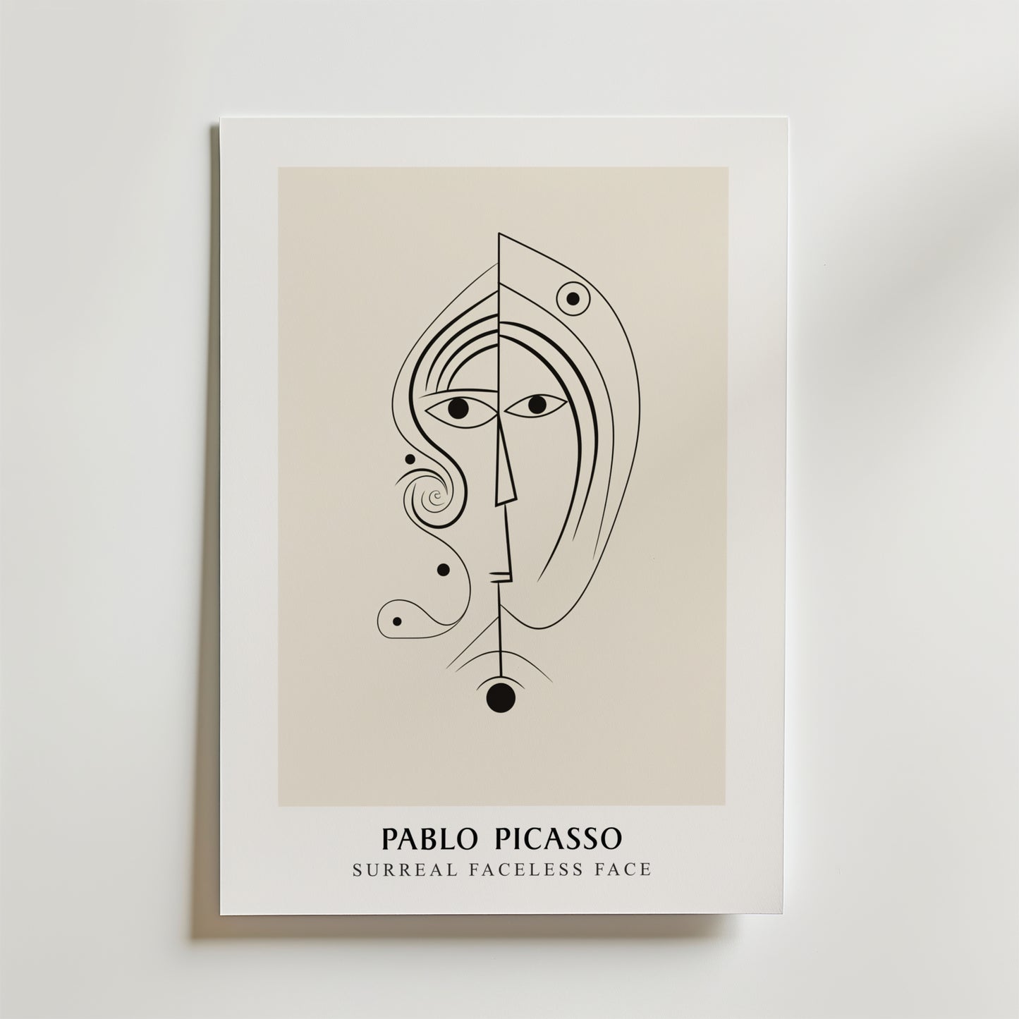 Postern Picasso Soul In Lines från Bozetto föreställer ett abstrakt, ansiktslöst ansikte i svarta linjer på en beige botten med texten: Pablo Picasso - Surreal Faceless Face-ideal minimalist decor for modern interiors.