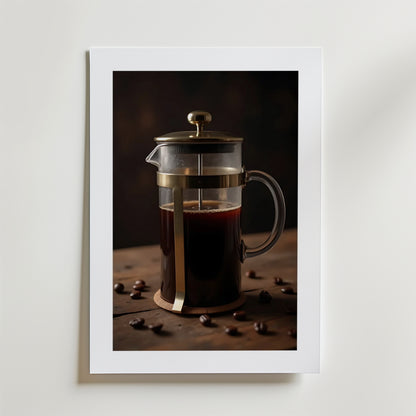 Coffee Press Poster by Bozetto föreställer en fransk press fylld med kaffe på en träyta med utspridda bönor, mot en mörk bakgrund. Den rika texturen och den matta finishen skapar en raffinerad, modern look.