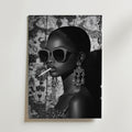 Bozetto Diamond Attitude Poster föreställer en elegant kvinna med stora solglasögon och smyckade örhängen som utstrålar vintage glamour på lyxigt matt premiumpapper. Monokrom konst för en chic touch till alla utrymmen.