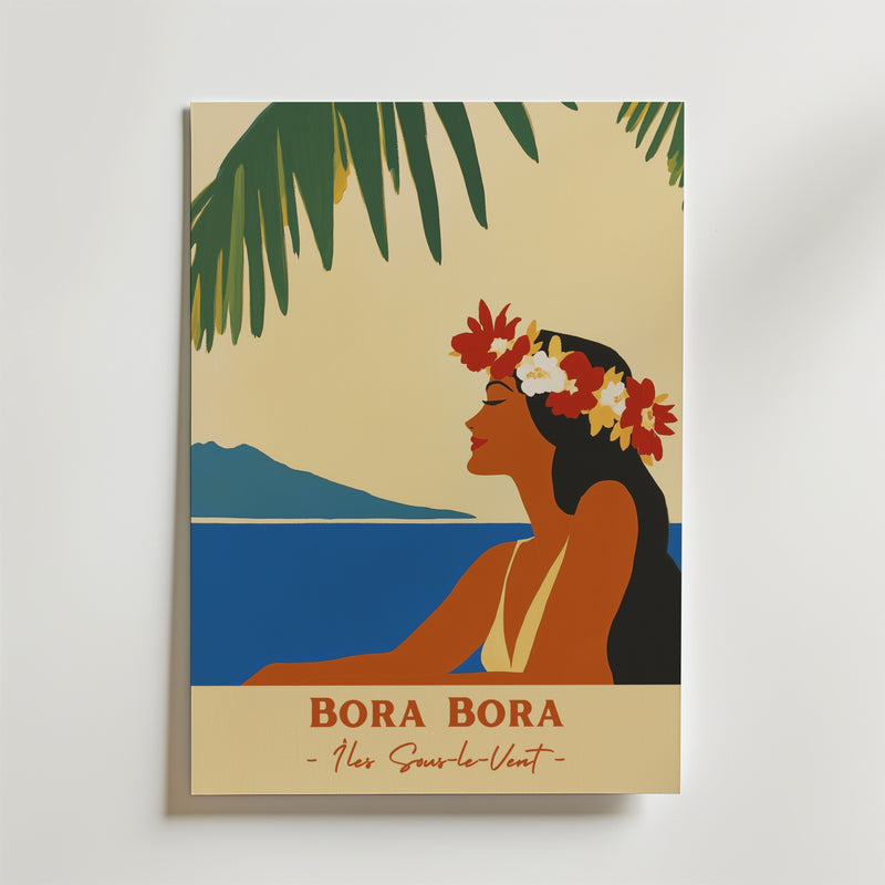 Bozetto Bora Bora Poster visar en kvinna med långt mörkt hår, blomsterkrona och vit topp vid blått vatten, med berg och palmblad ovanför. Tryckt på FSC-certifierat premiumpapper med en lyxig matt finish.