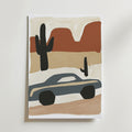 Bozetto Retro Roadtrip Poster föreställer en minimalistisk bil som färdas genom en öken med kaktusar och mesas, mot en beige himmel i djärva, jordnära toner på premiumpapper med en lyxig matt finish.