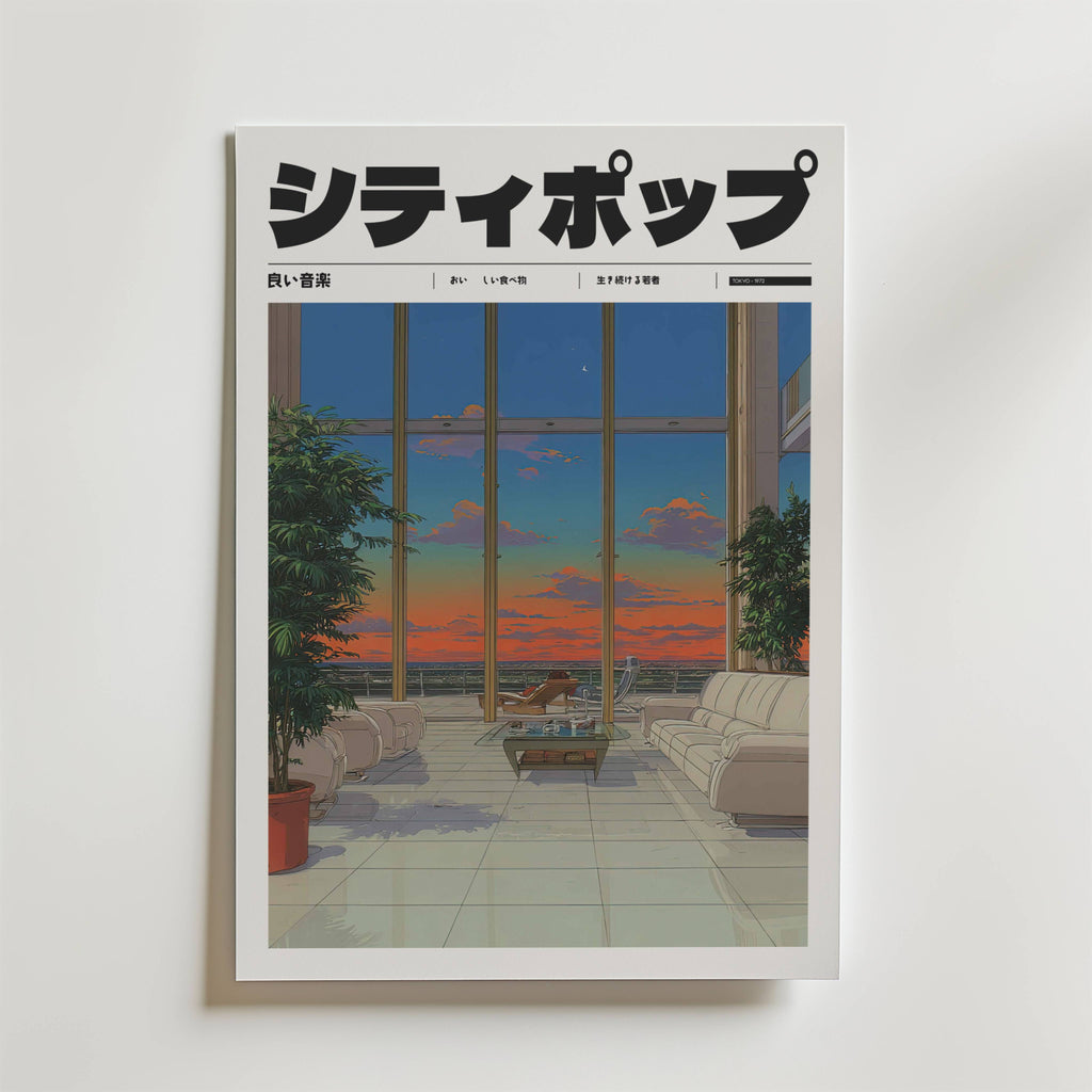 Tokyo Sunset Reflections Poster by Bozetto har en illustration i citypop-stil av en ljus Tokyo lounge med stora fönster som visar en solnedgångshimmel, krukväxter och vita soffor som omger ett soffbord i glas.