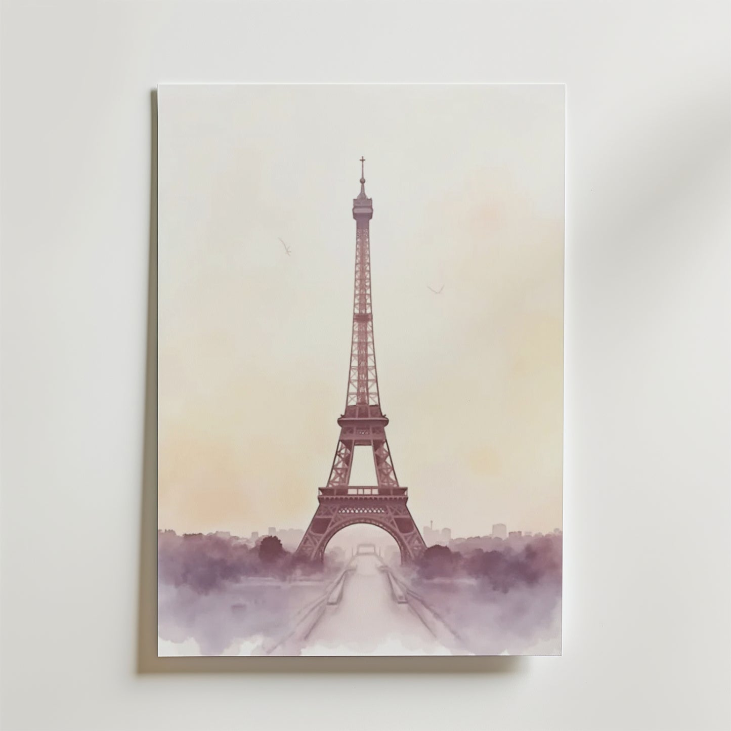 Bozetto Painted Eiffel Tower Poster har en minimalistisk Paris-scen på premiumpapper, med det ikoniska tornet under en pastellfärgad himmel, lätt dimma vid dess bas och subtila stadssilhuetter som tonar ut i en dimmig bakgrund.