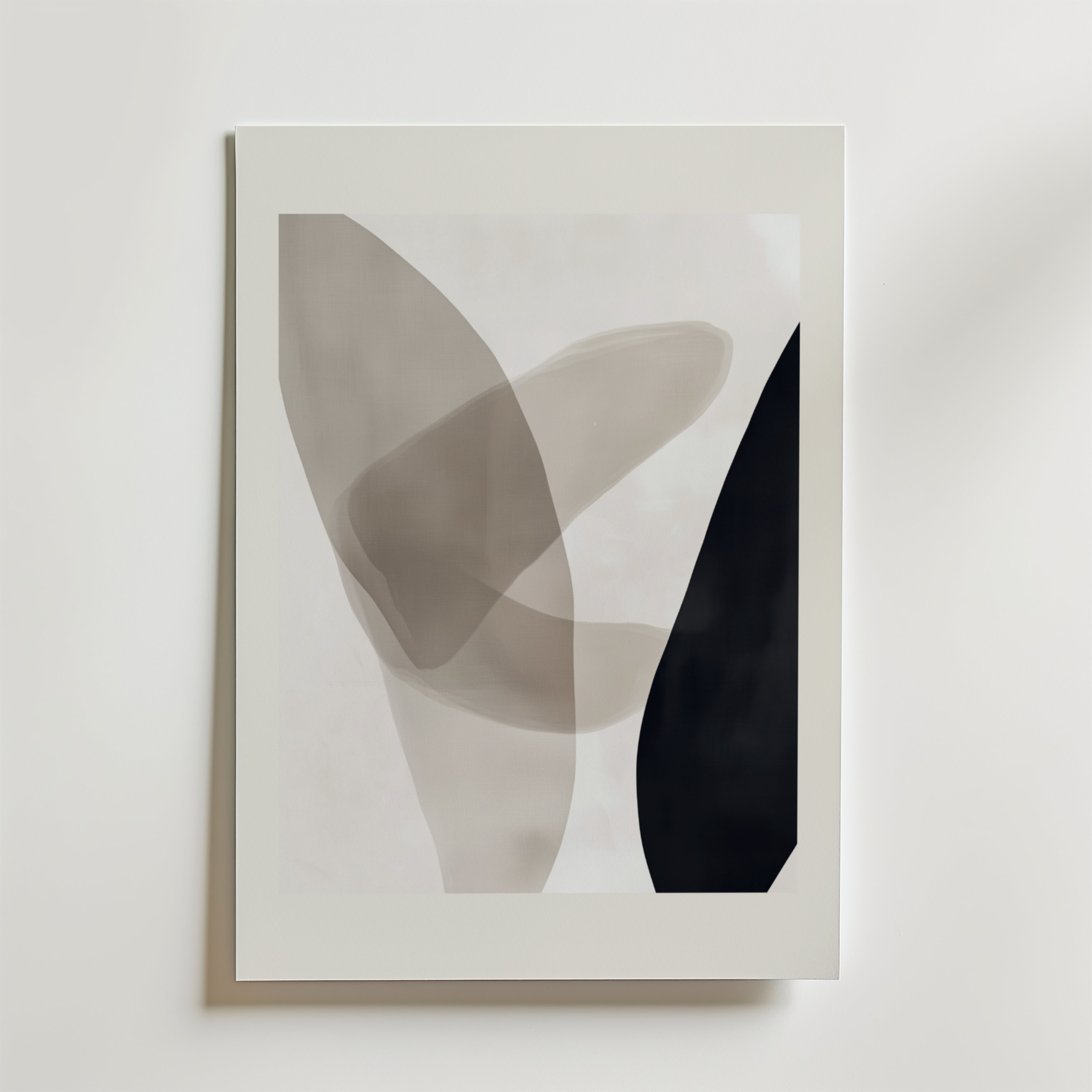 Bozetto Abstract Flow Poster har överlappande genomskinliga former i mjukt grått och beige, en djärv svart form till höger, tryckt på premiumpapper med en lyxigt matt yta, inramad i vitt och uppsatt på en vit vägg.