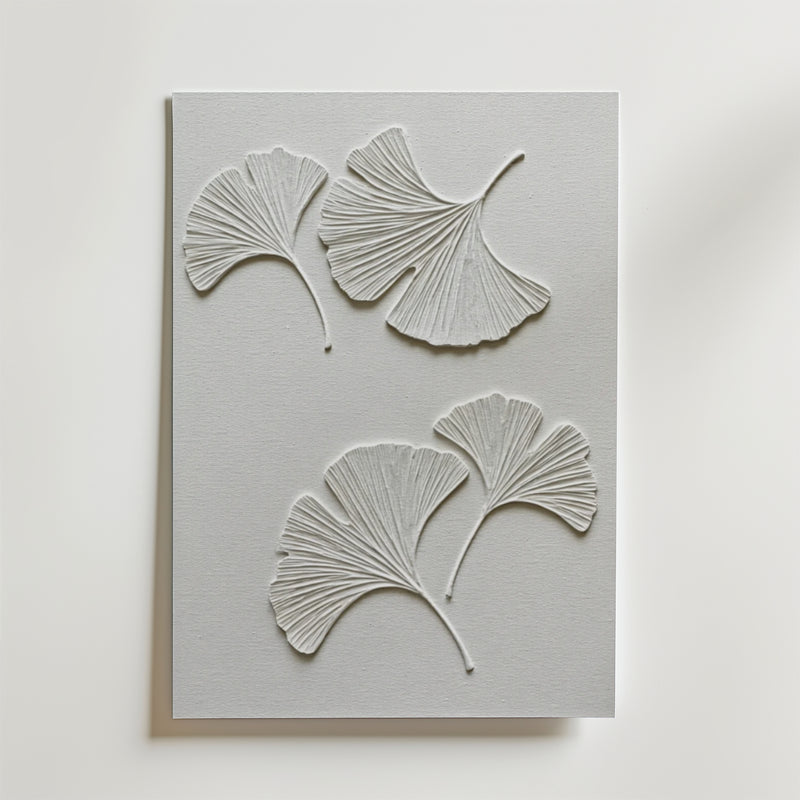 Bozetto Ginkgo Leaf Textured Poster visar fyra präglade ginkgoblad på en rektangulär canvas med en lyxig matt finish för en elegant och raffinerad look.