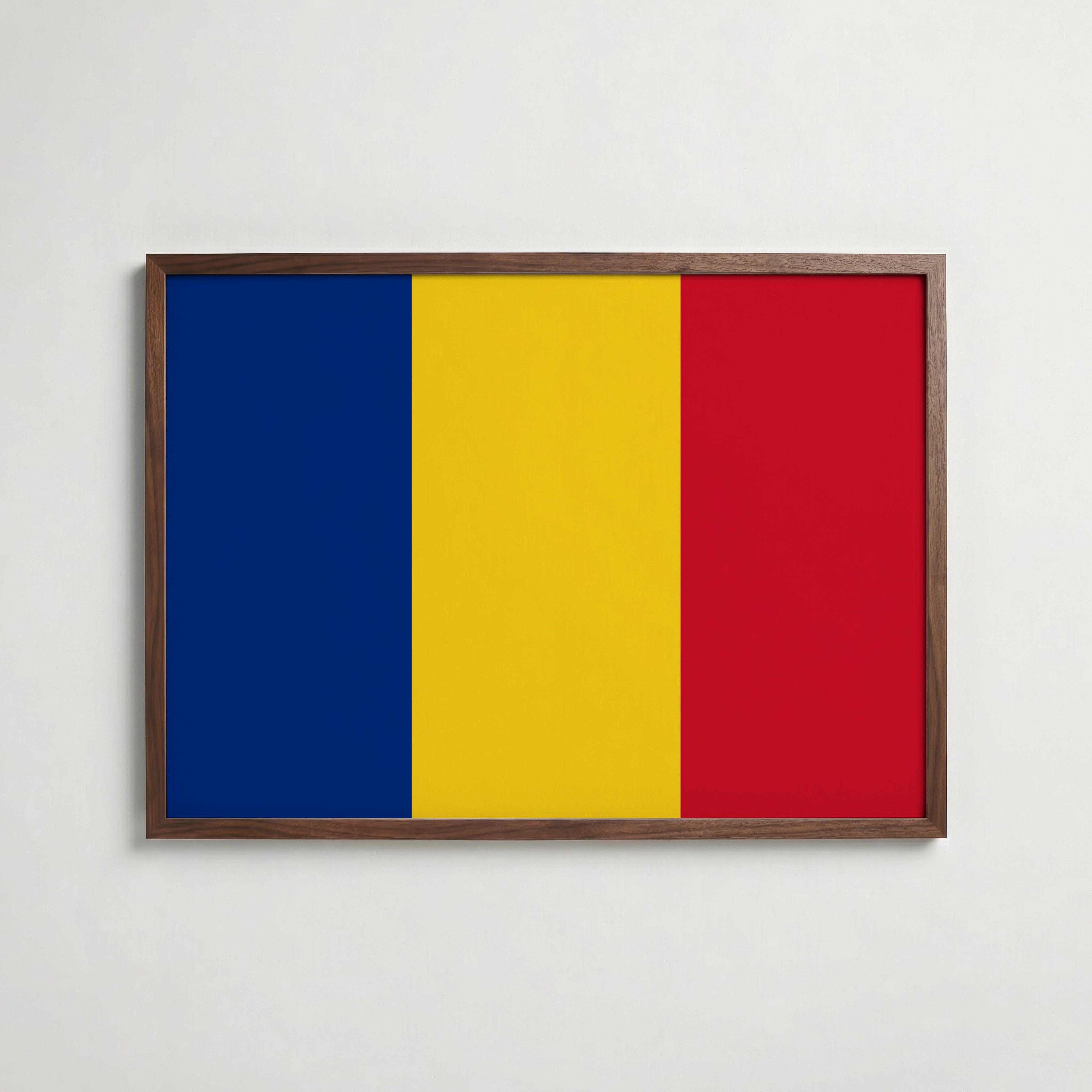 Romania National Flag Poster i valnötsram – varm konstaffisch för hemmet från Bozetto
