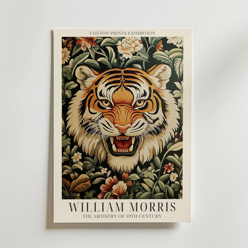 Bozetto Tiger Bloom William Morris Poster föreställer ett detaljerat tigerhuvud och dekorativa blommor, med texten: "William Morris: The Artistry of 19th Century. Cotton Prints Exhibition.