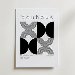Bozetto Bauhaus Monochrome Pattern Poster visar svarta geometriska former och böjda linjer på vit botten, med "bauhaus Institute of Art and Design 1919-1933" i minimalistisk, modernistisk stil som utstrålar konstnärlig elegans.