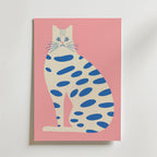Feline Rhythm Poster från Bozetto visar en minimalistisk blå katt med cremefärgad päls, blå fläckar och ränder, lekfullt poserad på en rosa bakgrund i en modern konststil.