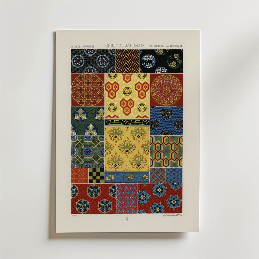 Affischen Chinois Japonais Poster från Bozetto visar ett vintage rutnät av utsmyckade kinesiska och japanska mönster i rött, blått, gult och grönt på premiumpapper med en lyxig matt finish. Titeln CHINOIS-JAPONAIS toppar designen.