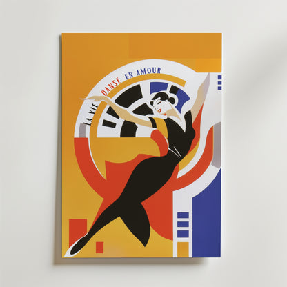 La Vie Danse En Amour Poster från Bozetto visar en kvinna i svart klänning som dansar bland geometriska former, med fransk text ovanför henne. Tryckt på premiumpapper med matt yta för en stilren Art Deco touch.