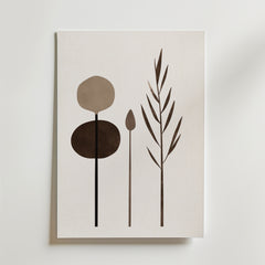 Postern Abstract Garden Shapes Poster från Bozetto har tre abstrakta växtformer i neutralt brunt på en ljus bakgrund med en vit kant, tryckt på premiumpapper för en elegant och minimalistisk look.