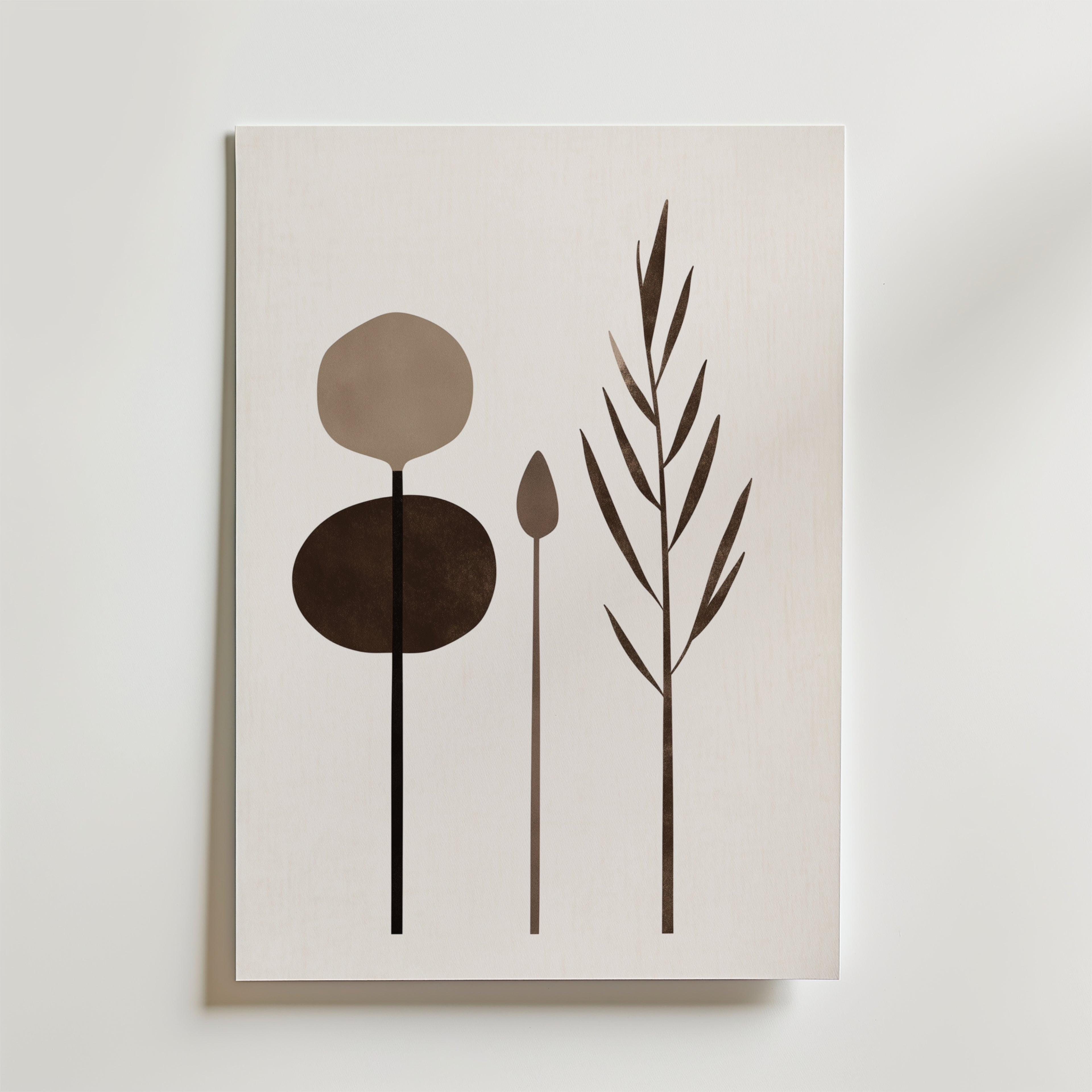 Postern Abstract Garden Shapes Poster från Bozetto har tre abstrakta växtformer i neutralt brunt på en ljus bakgrund med en vit kant, tryckt på premiumpapper för en elegant och minimalistisk look.