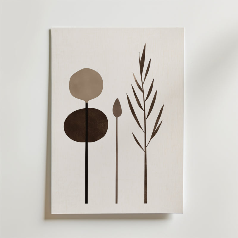 Postern Abstract Garden Shapes Poster från Bozetto har tre abstrakta växtformer i neutralt brunt på en ljus bakgrund med en vit kant, tryckt på premiumpapper för en elegant och minimalistisk look.