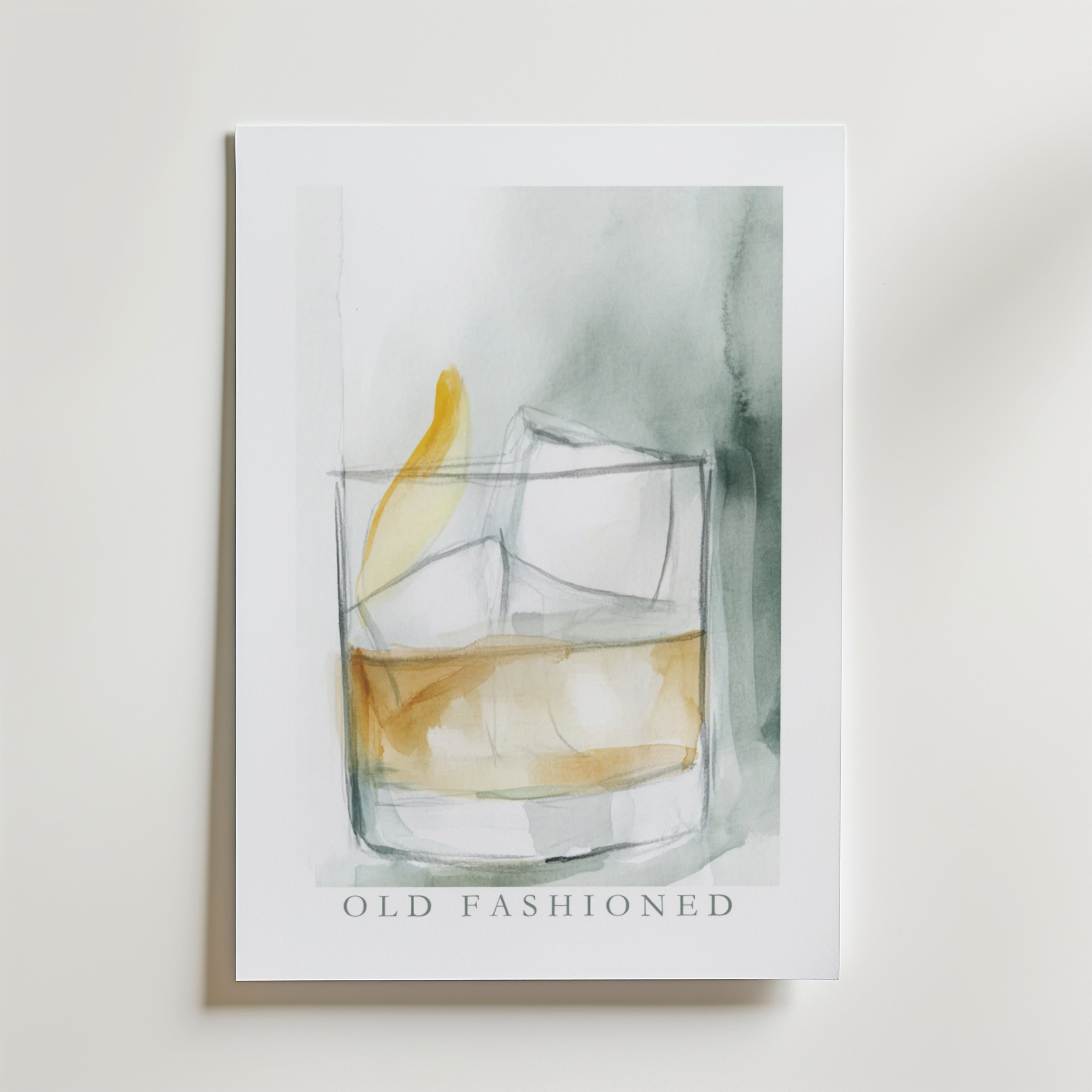Old Fashioned Drink Poster från Bozetto har en akvarellillustration av en Old Fashioned cocktail med apelsinskal och is, tryckt på FSC-certifierat premiumpapper -OLD FASHIONED står skrivet under glaset.