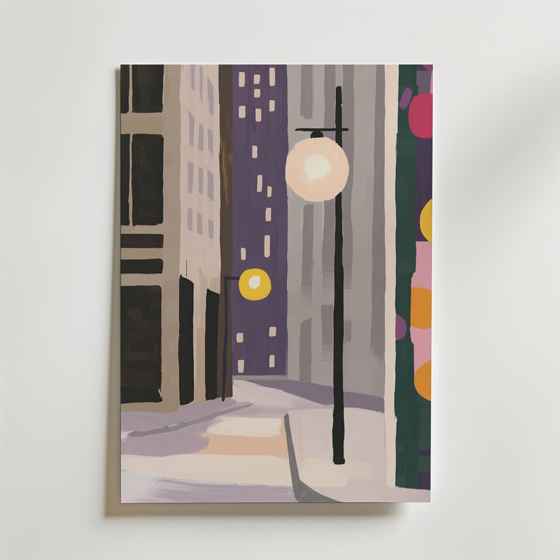 City Stillness Poster från Bozetto är tryckt på premiumpapper och visar en snöig stadsgata på natten i lila och beige toner - höga byggnader och glödande gatlyktor gör den till en lugnande inredningsposter för moderna miljöer.