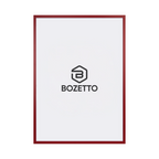 En vertikal rektangulär affischram visar en tunn Röd Träram från Bozetto med vit bakgrund och en centrerad svart Bozetto-logotyp under en geometrisk symbol.