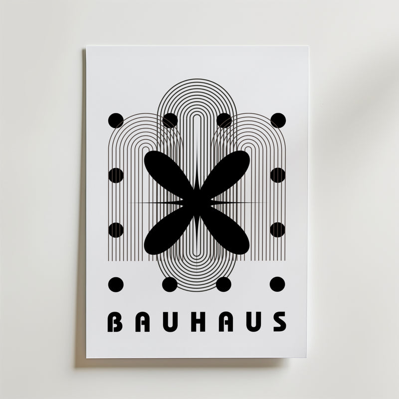 Bozetto Bauhaus Abstract Bloom Poster har svarta geometriska former, linjer och prickar på premiumpapper med "BAUHAUS" längst ner - vilket fångar Bauhaus design och modern elegans i en minimalistisk stil.