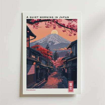 Bozetto "A Quiet Morning in Japan Poster" föreställer en stiliserad scen av en fridfull japansk by med traditionella hus, körsbärsblommor, röda lönnträd och Mount Fuji i soluppgången, med text: EN TYST MORGON I JAPAN och HONSHU.