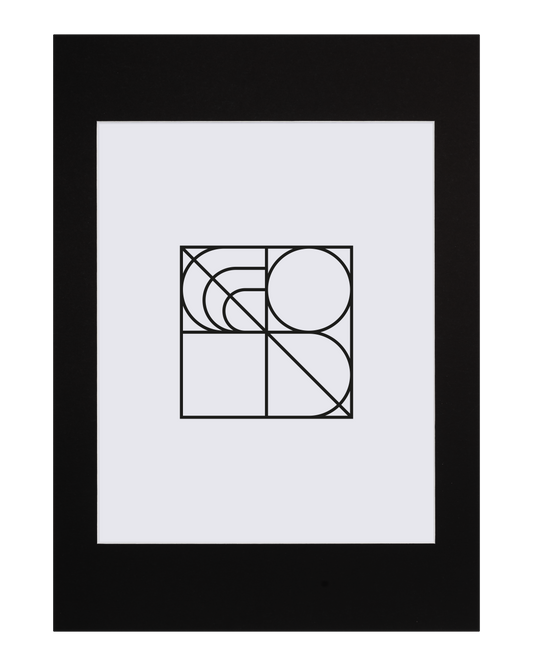 Ett minimalistiskt konsttryck med svarta geometriska former - kvadrater, cirklar och böjda linjer - på en vit bakgrund, inramat i Bozettos Innerram Svart för en modern touch.