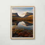 Autumn Mountains Mirror Lake affisch i ljus ekram med naturligt träutseende – Bozetto