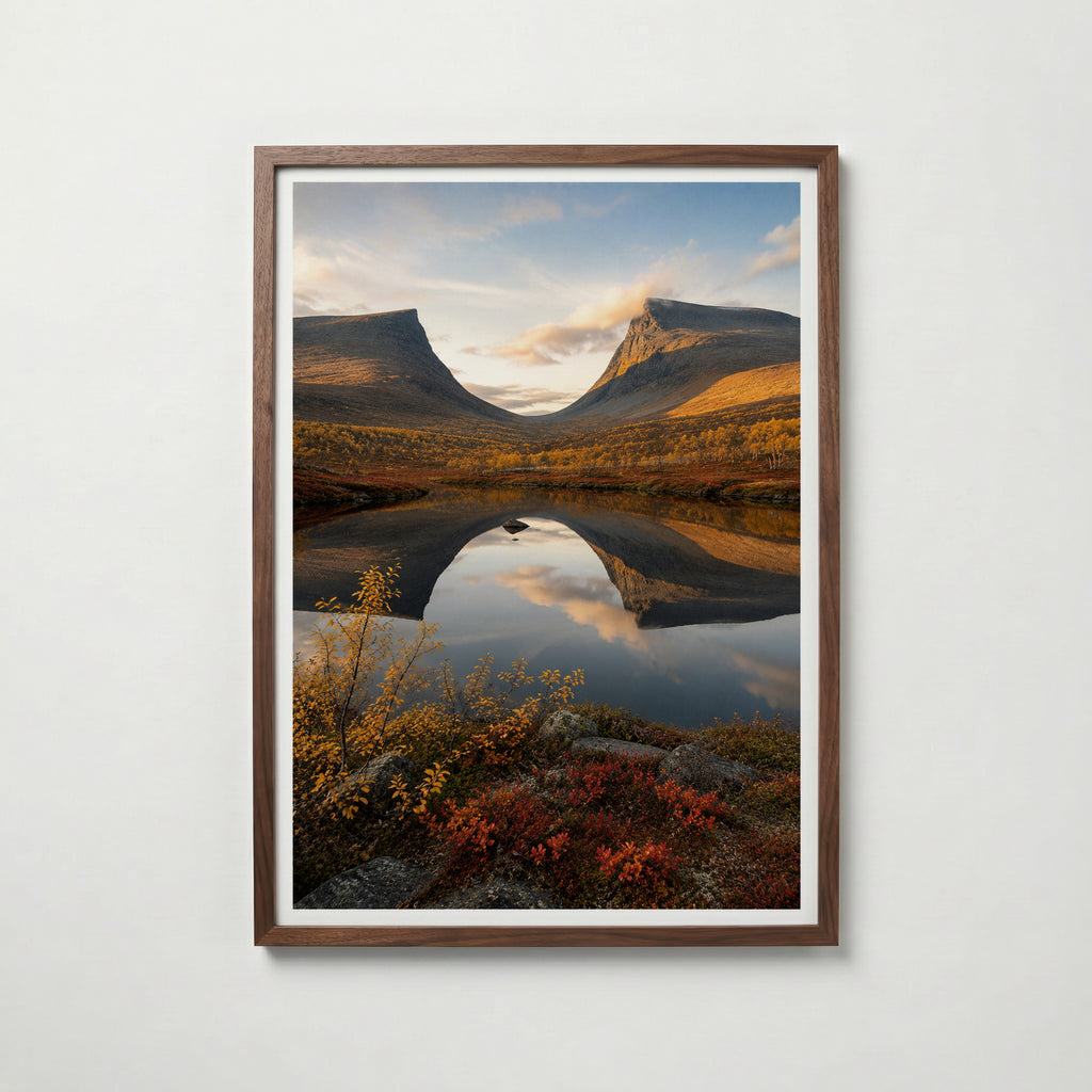 Autumn Mountains Mirror Lake affisch i valnötsram – mörkbrun inramning med lyxig känsla, Bozetto
