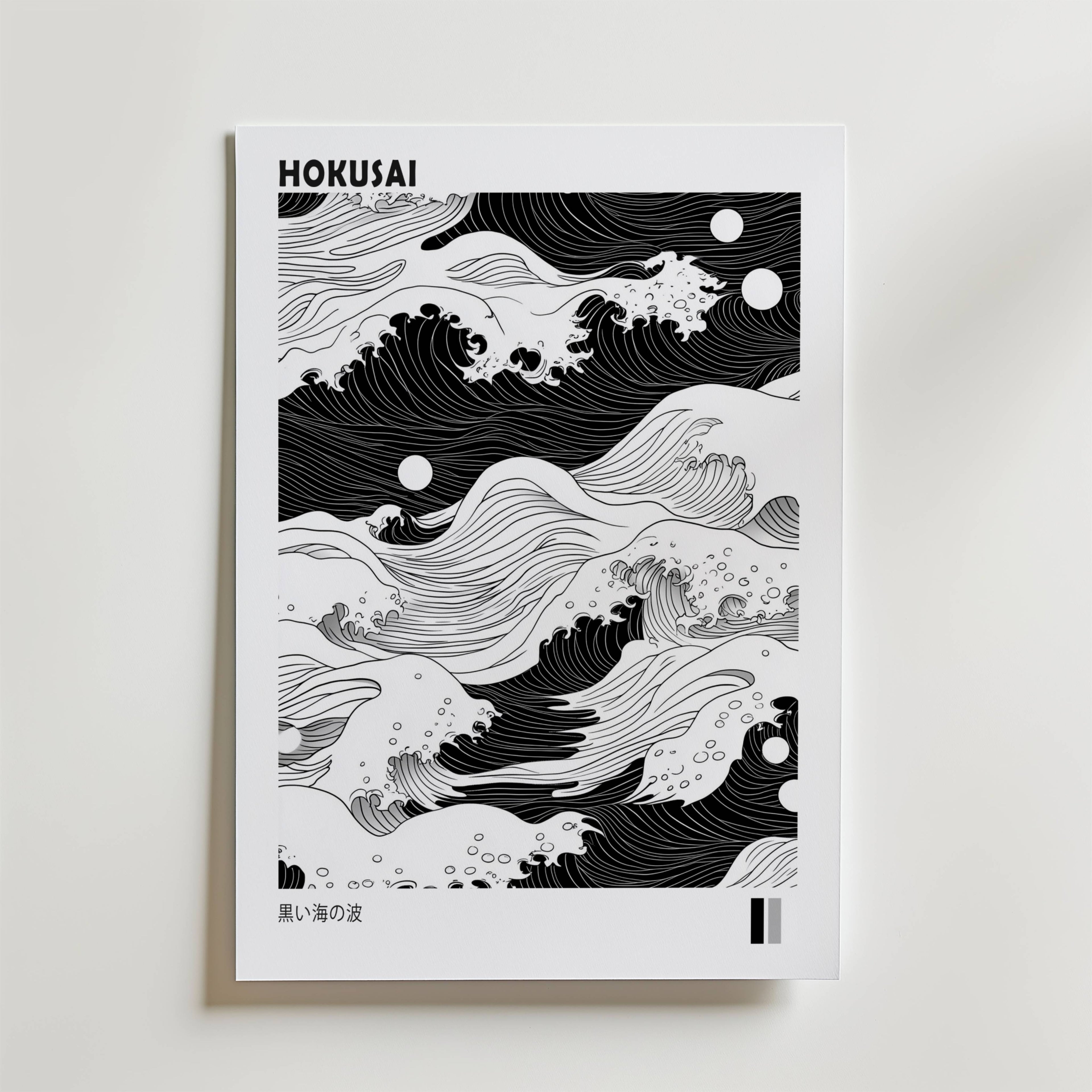 Den svartvita Hokusai Postern från Bozetto har japanskinspirerade vågor och cirkulära sol- eller månformer. Postern är perfekt för minimalistisk inredning och har subtila textdetaljer i hörnen på en vit bakgrund.