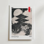 Bozetto Kyoto Temple Poster har en svartvit illustration av Kyotos pagod under fullmåne, moln och "KYOTO" nedanför, med en röd etikett med japansk text uppe till höger, vilket framhäver elegant österländsk estetik.