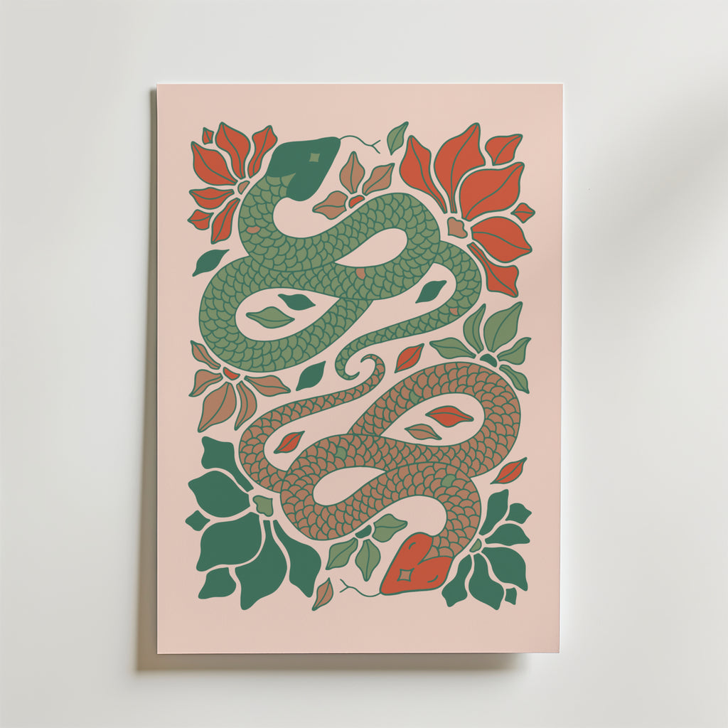 Garden Serpent Poster från Bozetto föreställer en orm som ringlar sig på ett konstnärligt och stiliserat sätt, omgiven av röda och gröna blommönster på en ljusrosa bakgrund.