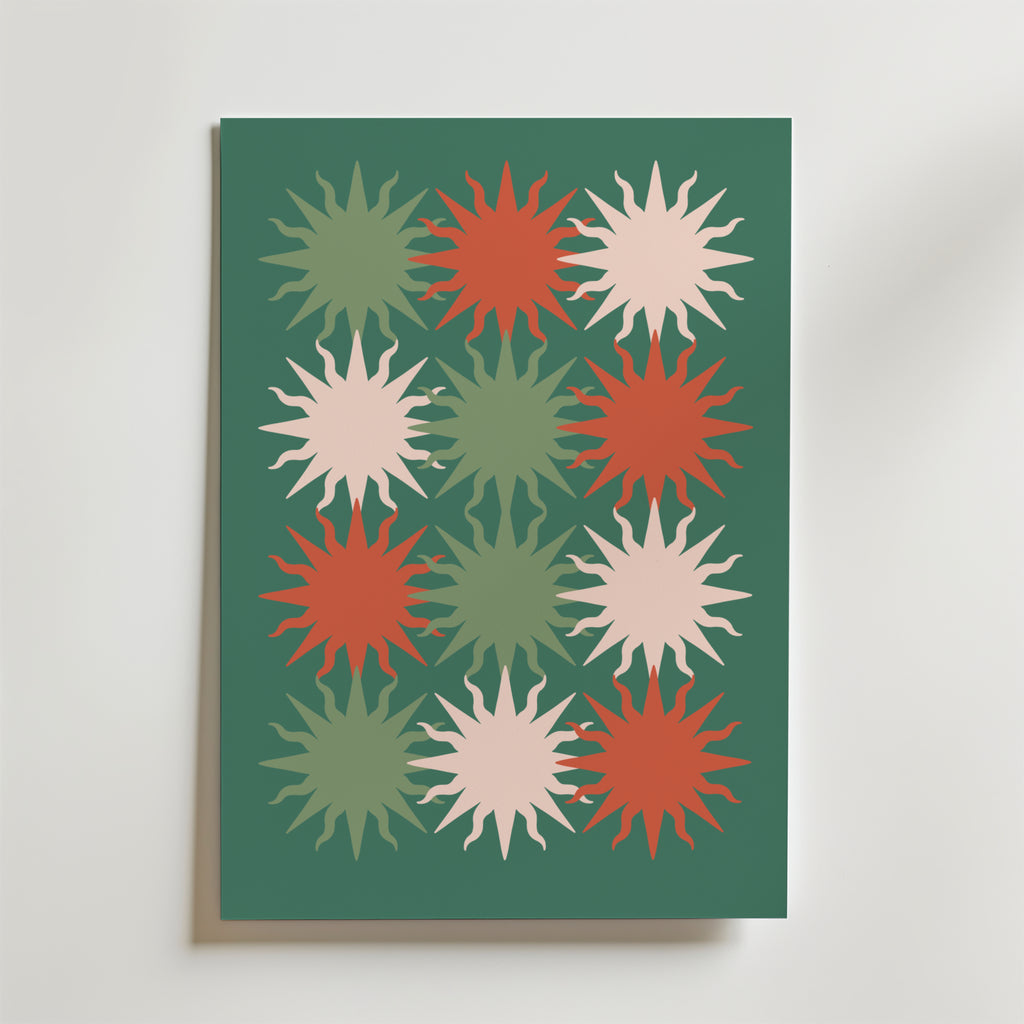 Bozetto Stellar Garden Poster visar ett rutnät av stiliserade solstrålar i grönt, rött och ljusrosa på en mörkgrön bakgrund, konstfullt arrangerade i tre rader för en livfull geometrisk display.
