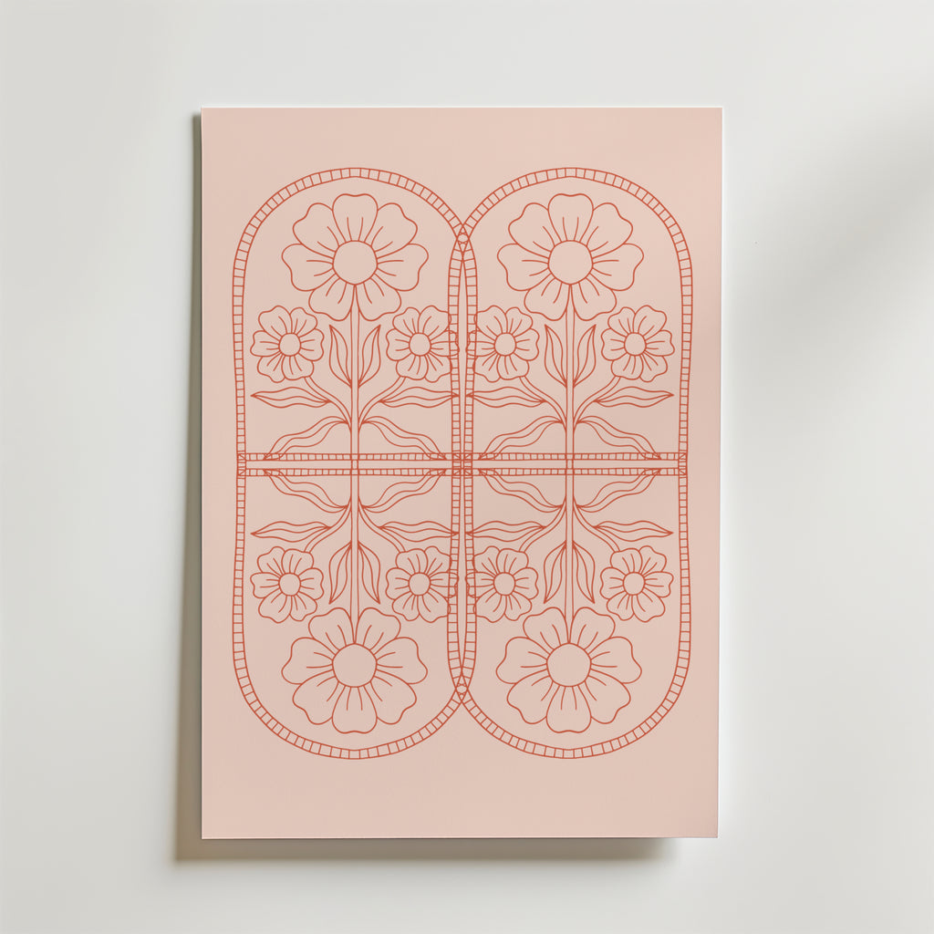 Bozetto Ornamental Flower Symmetry Poster visar en rosa blommig design med konturerade blommor och blad i två rundade delar, som liknar stiliserade innersulor - perfekt för en harmonisk inredning.