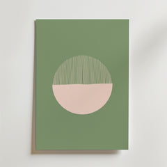 Green Balance Poster från Bozetto: Stilren design med grön bakgrund, rosa halvcirkel i centrum och tunna vita linjer - ett minimalistiskt och harmoniskt motiv i abstrakt stil.