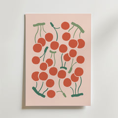 Cherry Rhythm Poster från Bozetto visar ett lekfullt, abstrakt kluster av röda körsbär med gröna stjälkar på en ljusrosa bakgrund, vilket ger en livlig, somrig känsla.