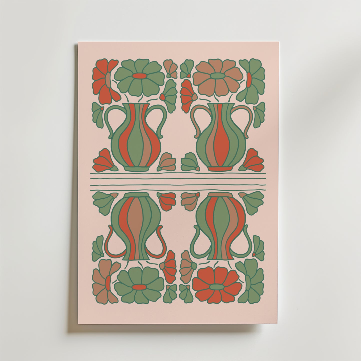Bozetto Folk Bloom Poster har en symmetrisk, vintageinspirerad blomsterdesign med gröna och orange handgjort krus, accentuerat av röda och gröna stiliserade blommor på en ljusrosa bakgrund.