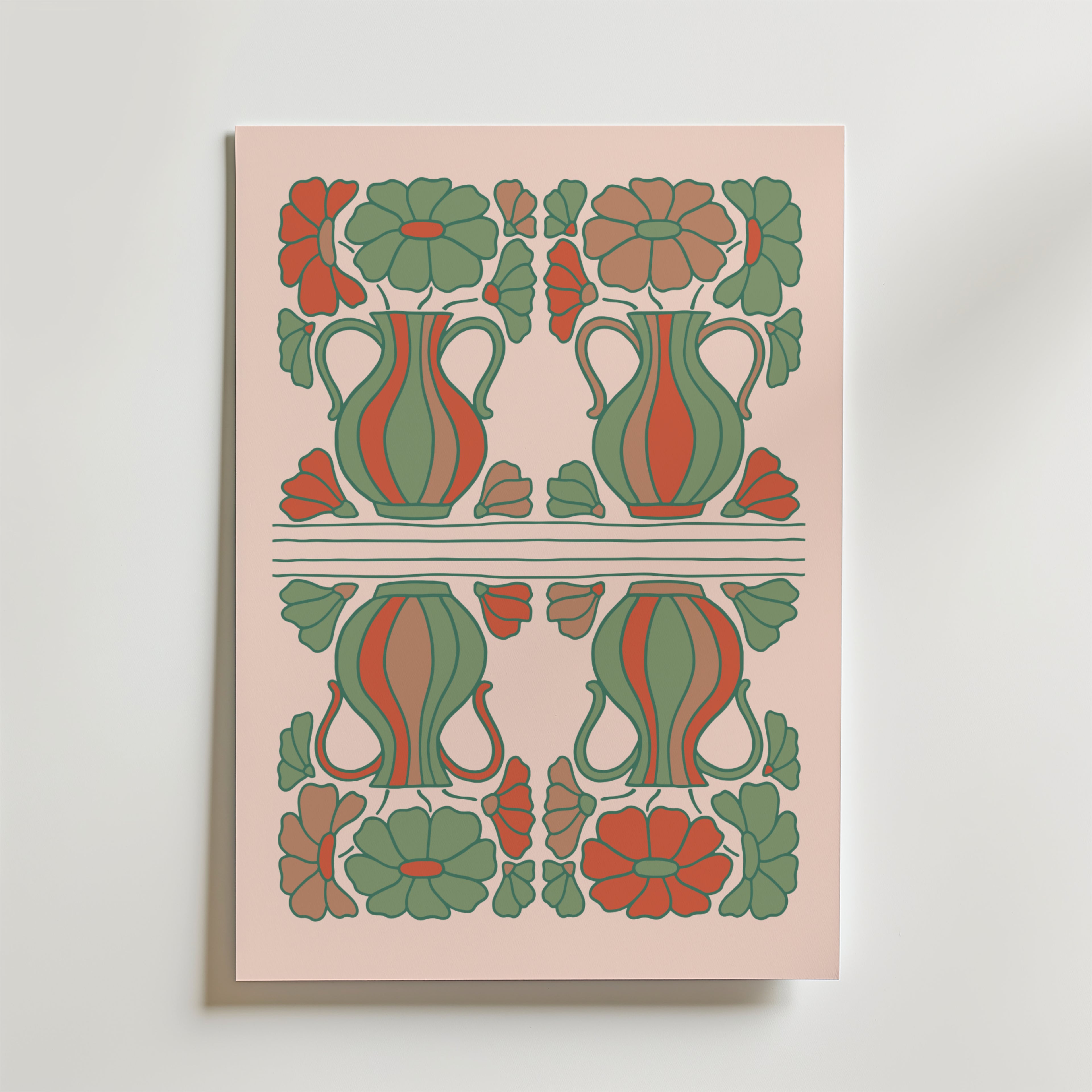 Bozetto Folk Bloom Poster har en symmetrisk, vintageinspirerad blomsterdesign med gröna och orange handgjort krus, accentuerat av röda och gröna stiliserade blommor på en ljusrosa bakgrund.
