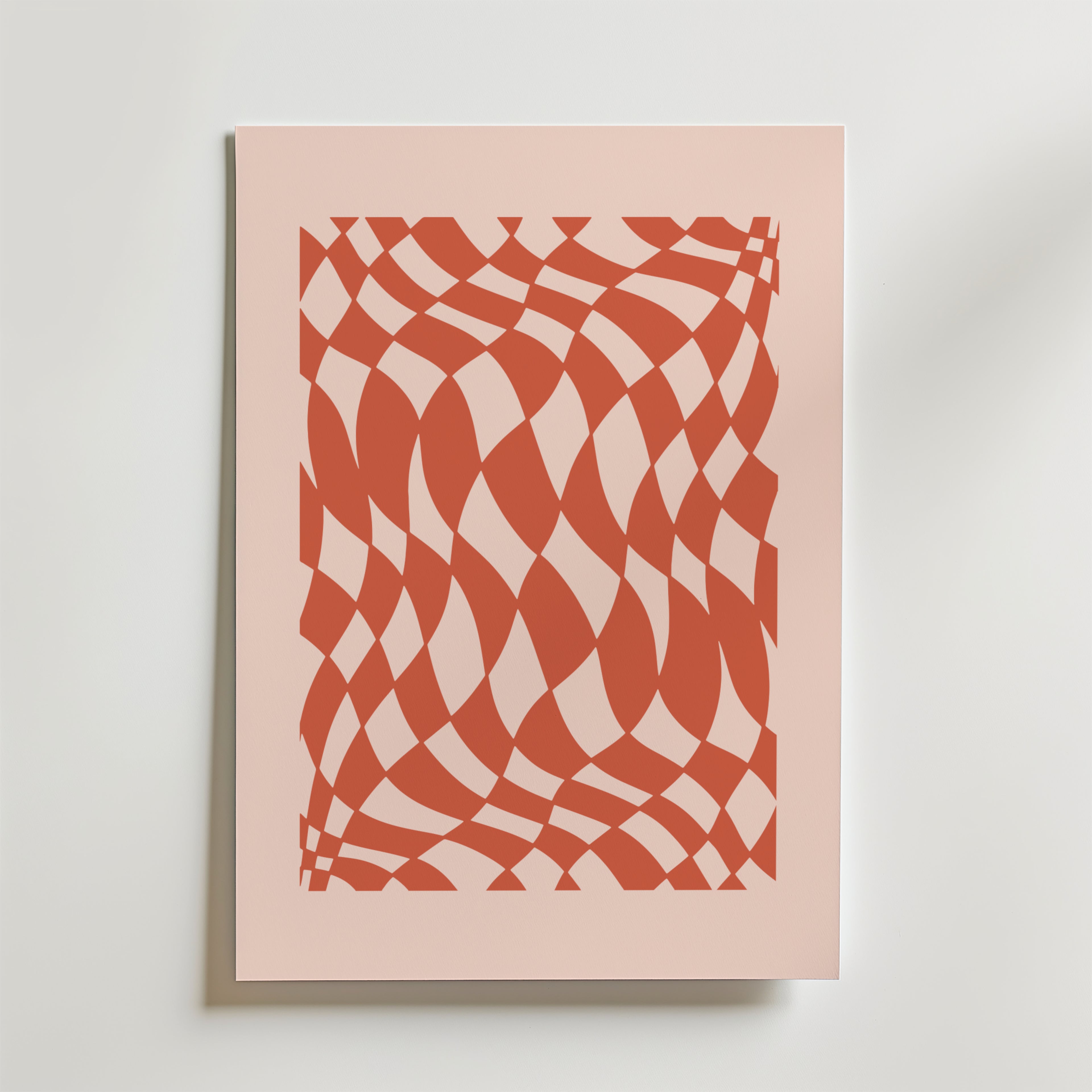 Bozetto Woven Motion Poster har ett fängslande mönster av vågiga röda och ljusrosa former på en ljusrosa bakgrund, vilket skapar en optisk illusion av rörelse. Det abstrakta konsttycket är centrerat på en vit yta.