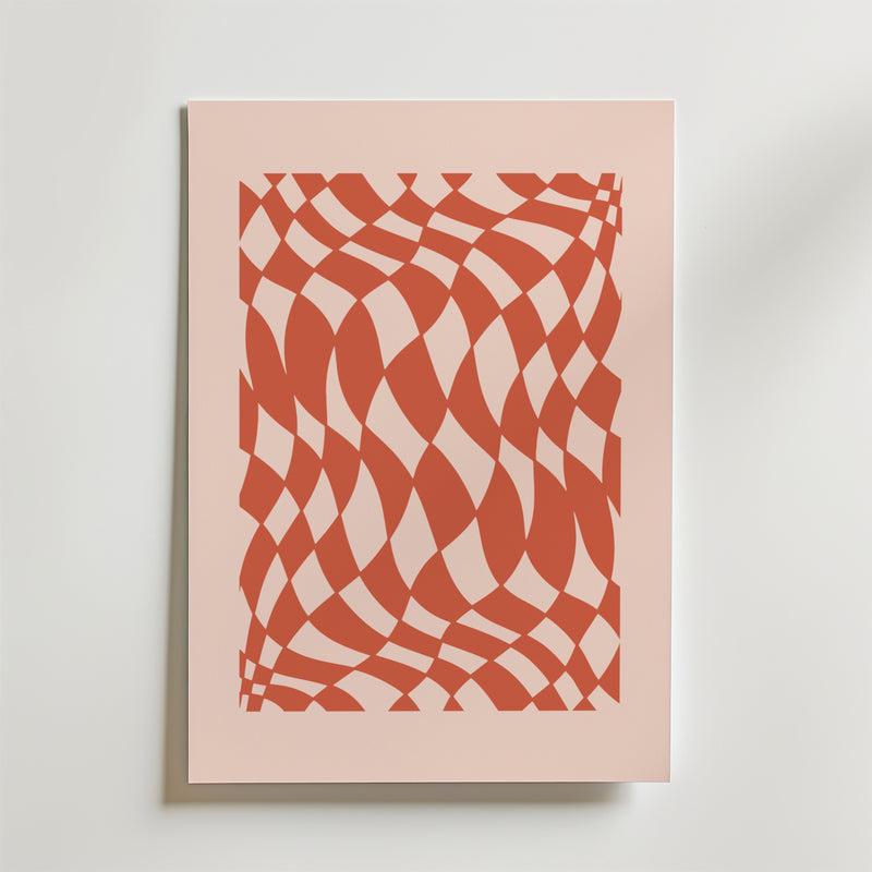 Bozetto Woven Motion Poster har ett fängslande mönster av vågiga röda och ljusrosa former på en ljusrosa bakgrund, vilket skapar en optisk illusion av rörelse. Det abstrakta konsttycket är centrerat på en vit yta.