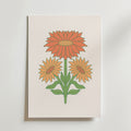 Bozetto Sunburst Blooms Poster föreställer tre orange och gula solrosor med gröna blad på en vit bakgrund - en perfekt väggkonst för att ge somrig inredning till alla rum.