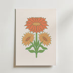 Bozetto Sunburst Blooms Poster föreställer tre orange och gula solrosor med gröna blad på en vit bakgrund - en perfekt väggkonst för att ge somrig inredning till alla rum.