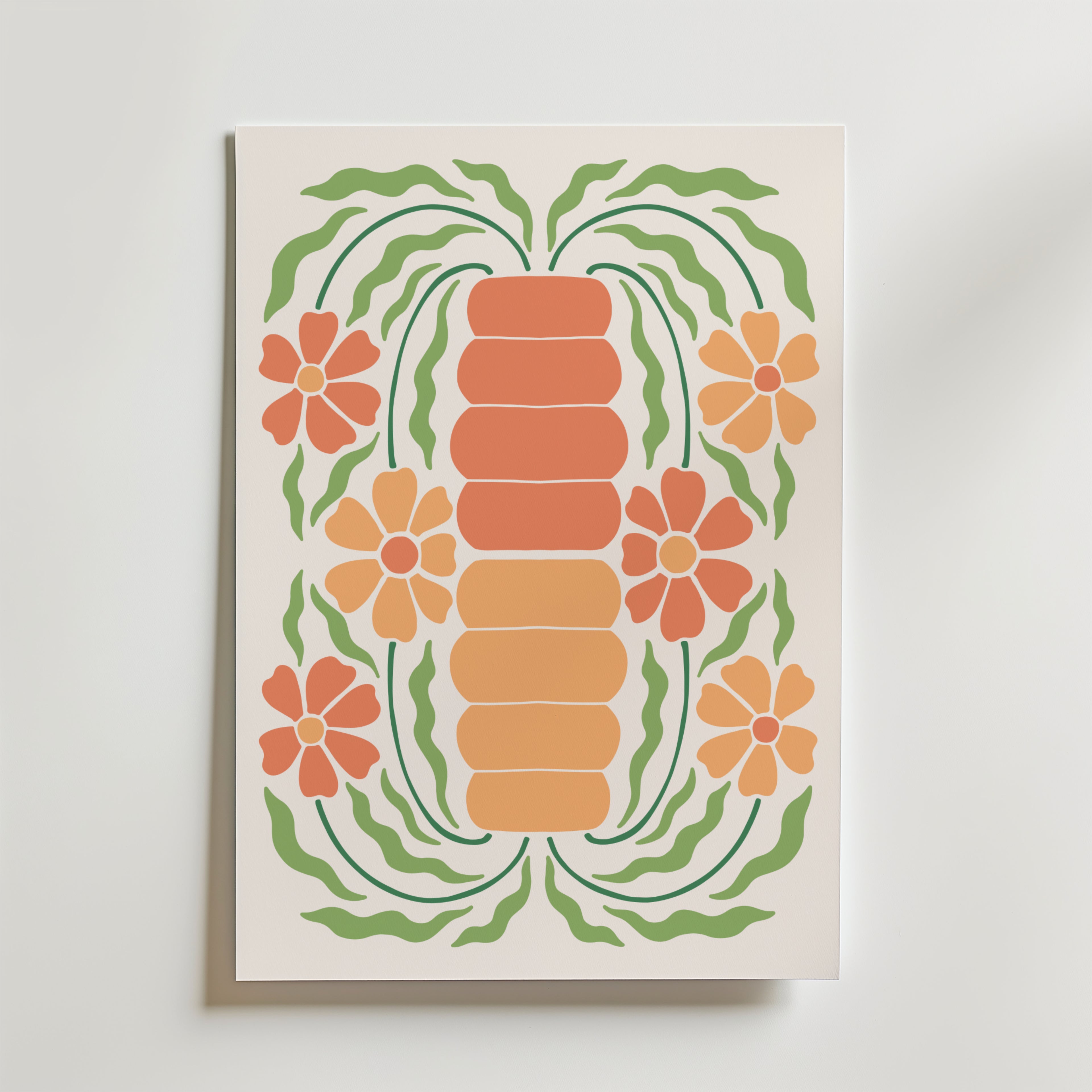 Bozetto Retro Botanical Balance Poster föreställer en stiliserad orange morot med gröna blad, omgiven av retrofärgade blommor och grönska på en ljus bakgrund - perfekt för nostalgisk inredning.
