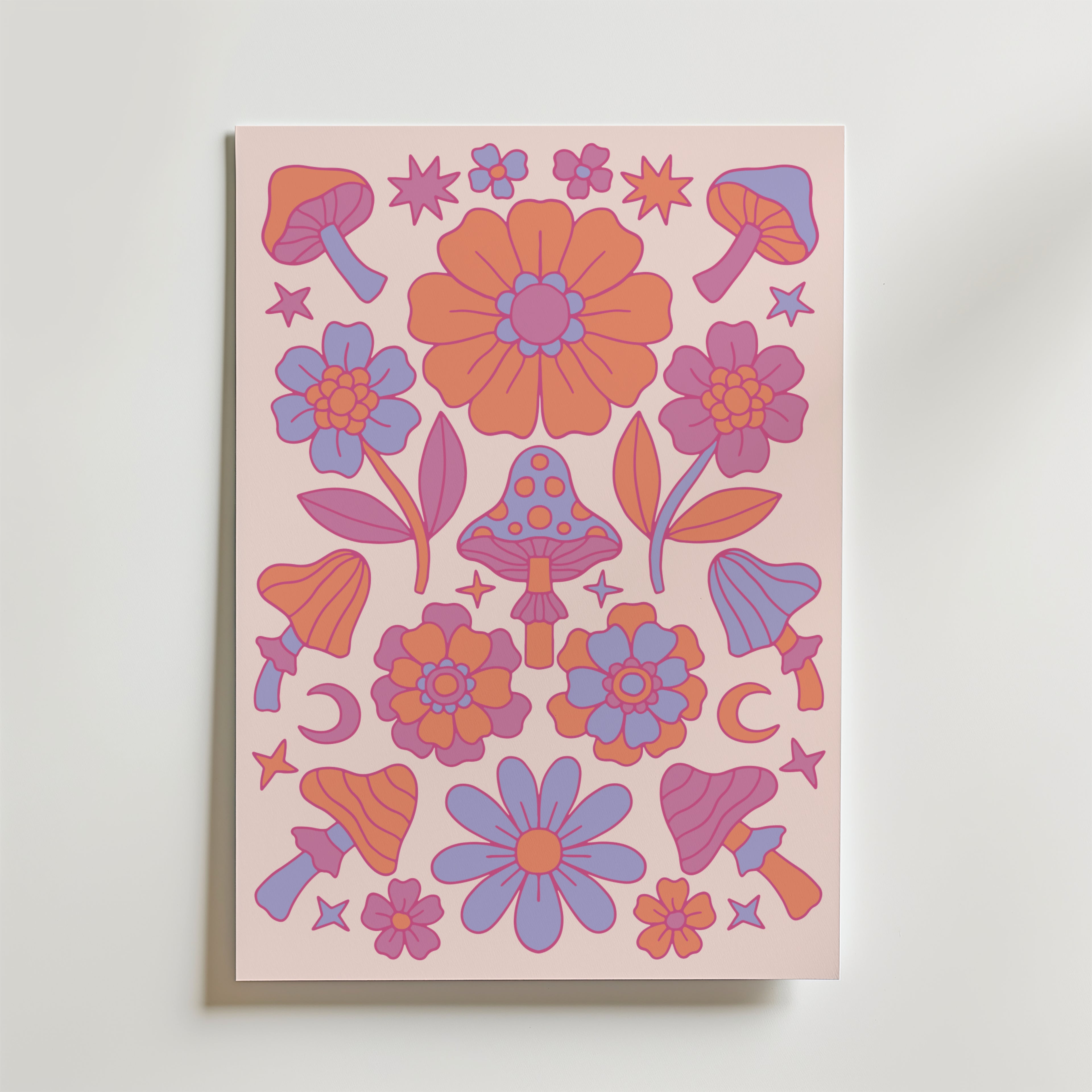 Pink Psychedelic Flowers Poster från Bozetto har orange och rosa blommor, lila svampar, halvmånar och stjärnor på en ljus bakgrund - perfekt för retroinspirerad inredning med sin djärva, lekfulla stil.