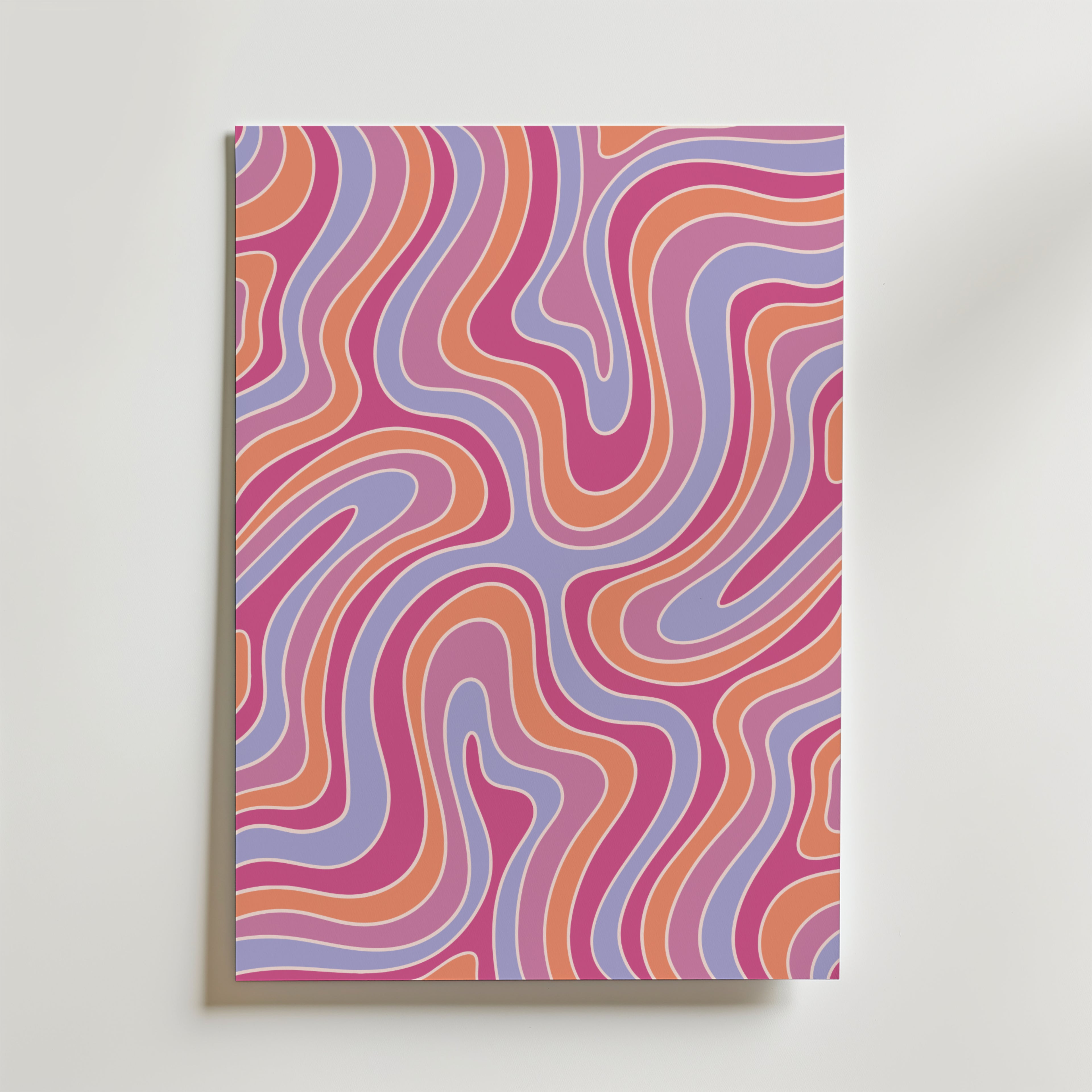Candy Swirl Poster från Bozetto har en abstrakt vågig design i rosa, orange, lila och vitt. Denna färgglada väggdekor ger en livlig popkultur-vibe och sticker ut vackert på ljusa väggar tack vare det flytande mönstret och de mjuka skuggorna.