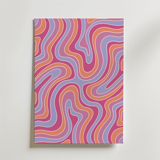Candy Swirl Poster från Bozetto har en abstrakt vågig design i rosa, orange, lila och vitt. Denna färgglada väggdekor ger en livlig popkultur-vibe och sticker ut vackert på ljusa väggar tack vare det flytande mönstret och de mjuka skuggorna.