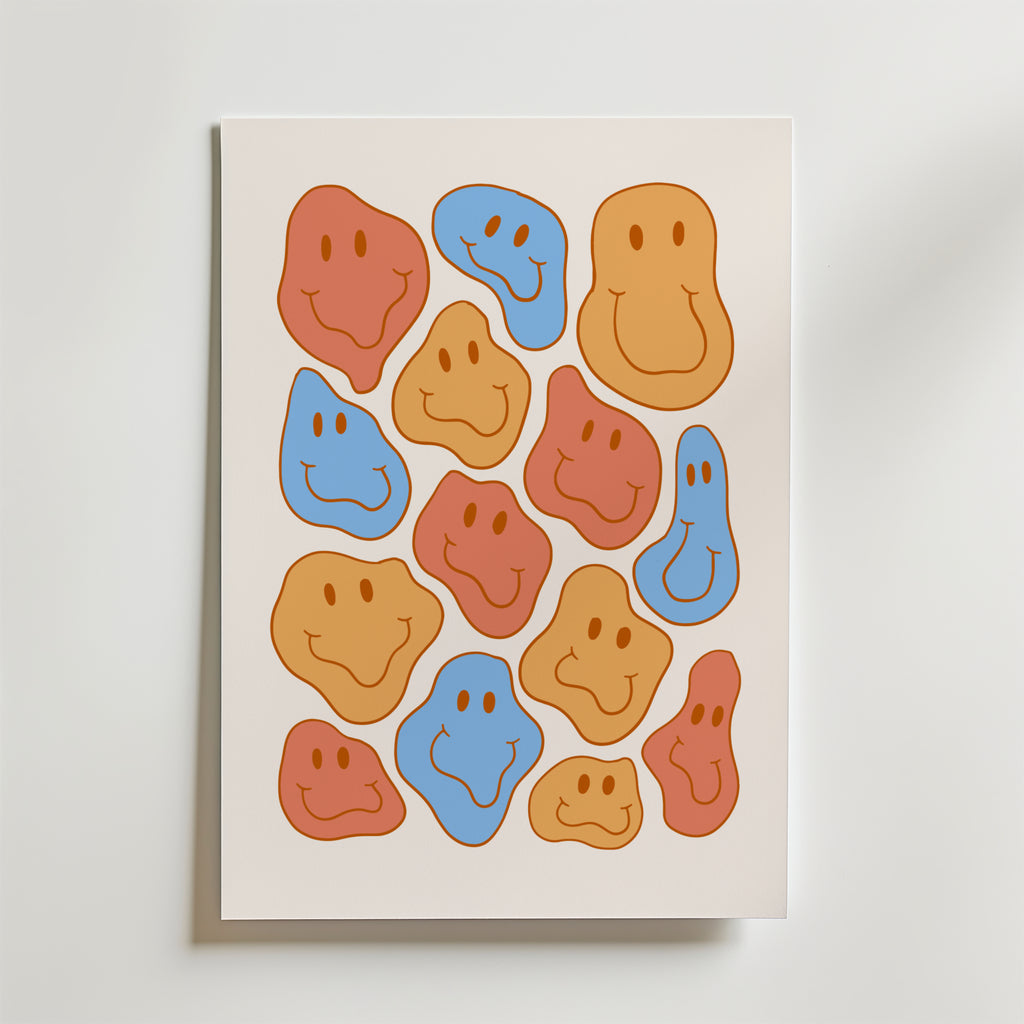 Bozetto Happy Crowd Poster föreställer abstrakta orange, blå och röda klumpar med glada ansikten, arrangerade i en lekfull stil på en ljus bakgrund.