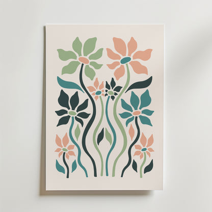 Pastel Bloom Garden Poster från Bozetto visar stiliserade blommor med vågiga stjälkar och kronblad i pastellgrönt, persika, marinblått och rostrött, vilket skapar en drömsk trädgårdskänsla mot en ljus beige bakgrund.