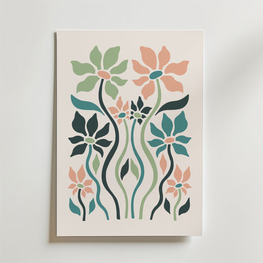 Pastel Bloom Garden Poster från Bozetto visar stiliserade blommor med vågiga stjälkar och kronblad i pastellgrönt, persika, marinblått och rostrött, vilket skapar en drömsk trädgårdskänsla mot en ljus beige bakgrund.