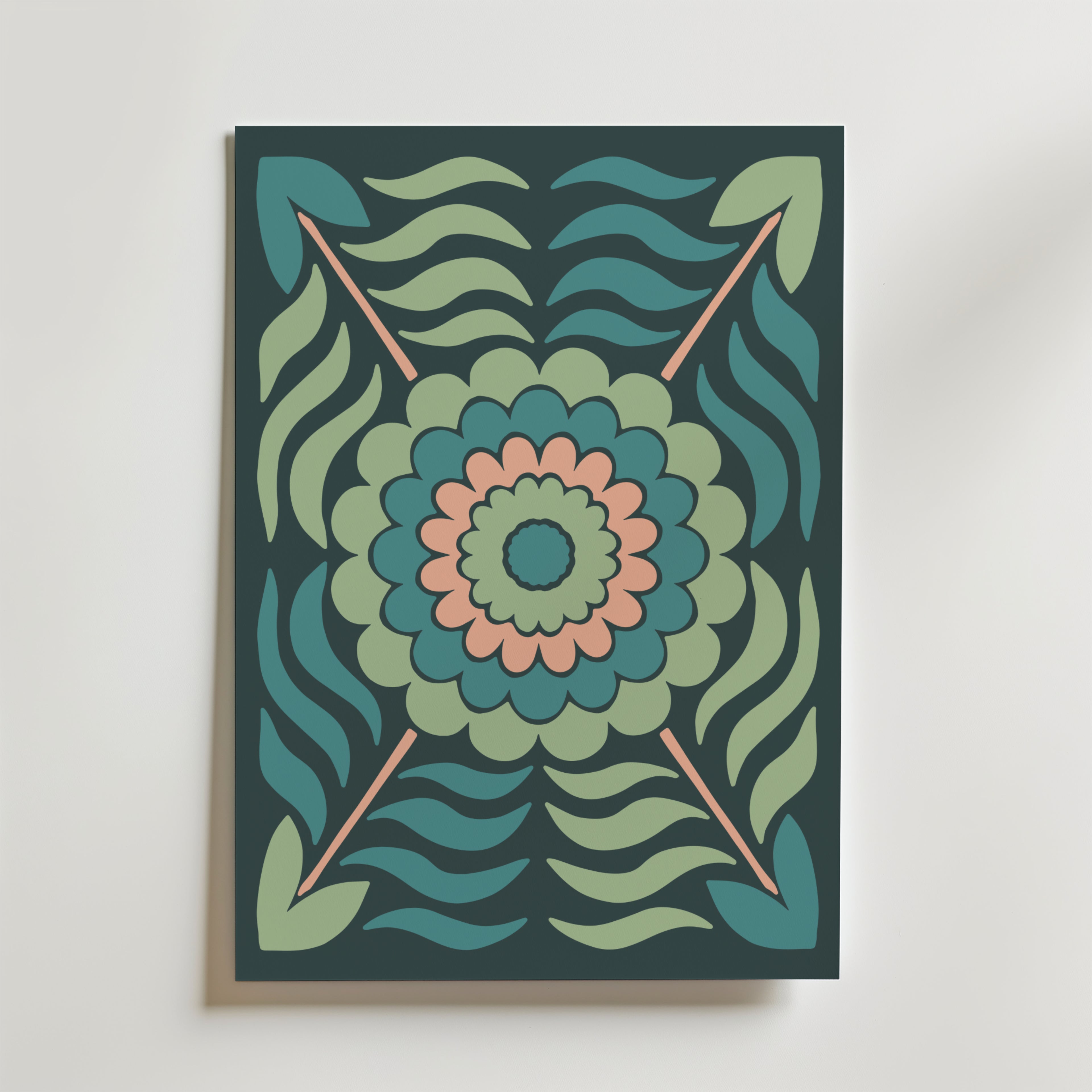 Bozetto Midnight Bloom Pattern Poster visar en djärv, symmetrisk design av gröna, blågröna och rosa kronblad i lager med stiliserade blad och vågiga accenter på en mörk bakgrund, vilket ger en touch av vintage tapetmönster charm.